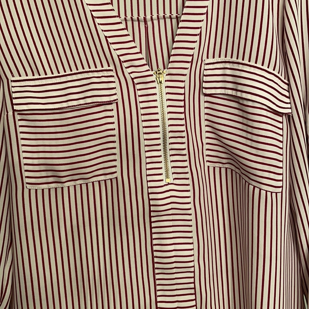 Express small polyester blouse - Picture 2 of 4